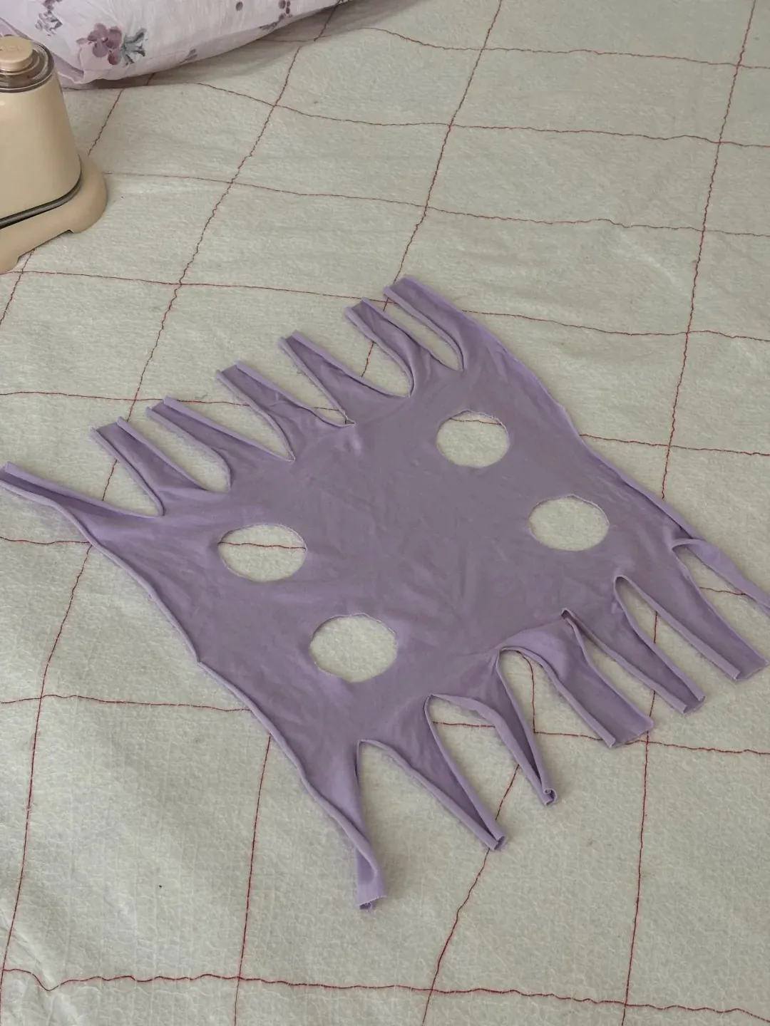 T-shirt découpé en body pour chat, avec les quatre trous pour les pattes et les lanières à nouer