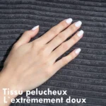 Main posée sur le velours côtelé gris, doux, de l'escalier pour chien
