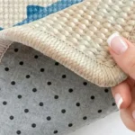 Dos antidérapant à picots du griffoir chat en sisal, pour l'utiliser au sol