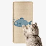 Chaton à poil long qui griffe le poisson bleu d'un griffoir mural en sisal