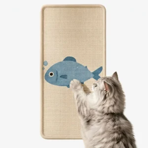 Chaton à poil long qui griffe le poisson bleu d'un griffoir mural en sisal