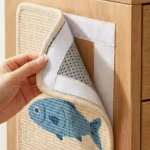 Dos du griffoir chat en sisal avec velcro et adhésif double face, fixé sur un meuble