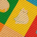 Gros plan sur le sisal tissé serré d'un griffoir chat, motif coloré avec chat blanc