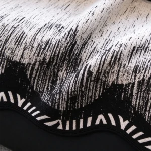 Bordure ondulée du jeté de canapé en chenille noir et blanc