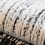 Gros plan sur la texture chenille noir et blanc du jeté