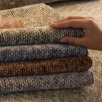 Jeté de canapé en chenille « Petits Pavés » en 4 coloris : café, gris foncé, beige et vert