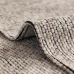 Gros plan sur la chenille beige au motif « petits pavés », douce et épaisse