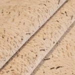 Gros plan sur la chenille kaki d'un jeté de canapé imperméable
