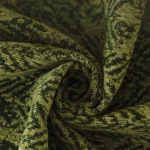 Gros plan sur la chenille verte d'un jeté de canapé imperméable