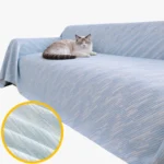 Jeté de canapé 4 saisons « Vague » bleu ciel avec un chat, zoom sur le tissu jacquard