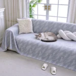 Chat endormi sur un jeté de canapé 4 saisons gris perle