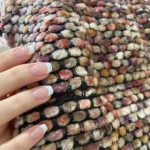 Gros plan sur le tissu tweed chiné rouge marron du panier chien