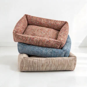 Trois paniers chien en tweed empilés : rouge marron, bleu gris et gris beige